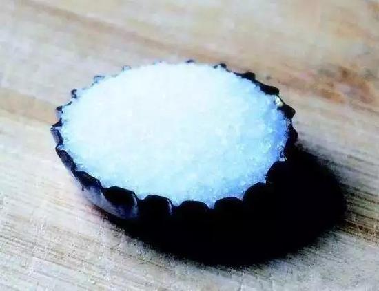 我们知道了每天应该吃多少盐，那么，又该怎样控盐，做到既不多盐也不少盐的标准呢？