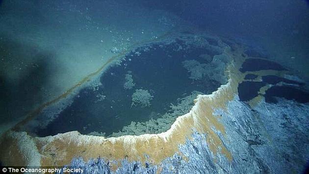 这个卤水池也被称为“死亡按摩浴缸”或“绝望按摩浴缸”,其隆起的边缘由重晶石构成。